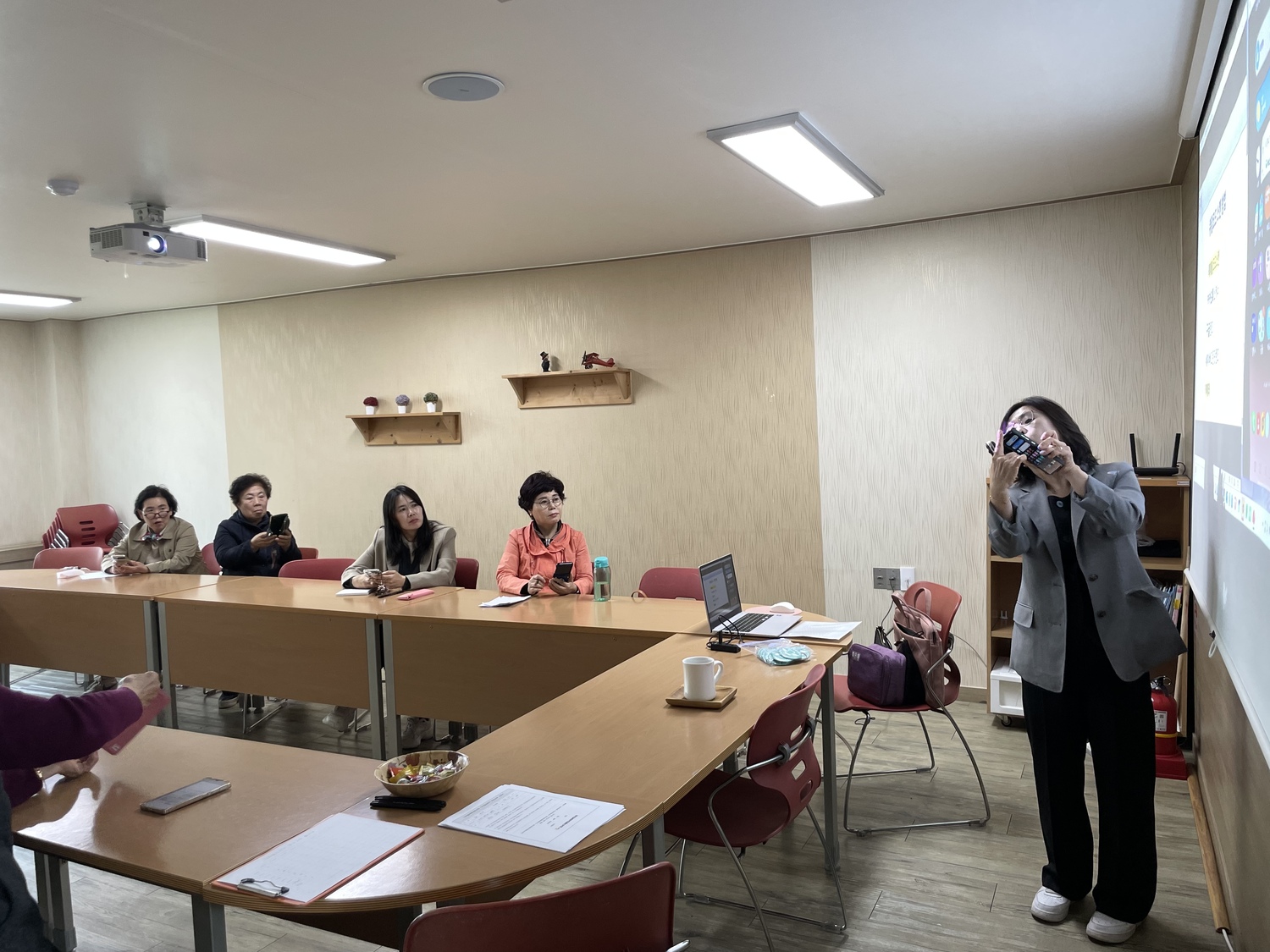 어르신들을 세상과 잇는 